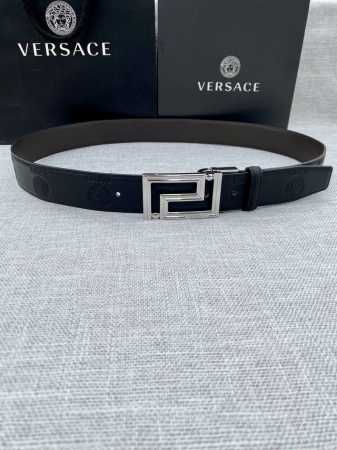 宽度3.5Cm Versace此款平纹小牛皮腰带饰有一枚几何形状的希腊回纹搭扣，可搭配正装或休闲装。 - 点击图像关闭