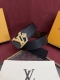 Lv Dimension 4.0双面腰带将经典格调引入新颖尺幅设计。皮革压印 Lv 字母和 Monogram 花卉，与纤秀 Lv 字母搭扣相映成趣，令品牌标识低
