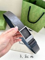 宽度3.8Cm Gucci 双面腰带，一侧为Gucci Signature皮革，反面一侧为单色皮革。配以长方形互扣式带扣。 黑色Gucci Signature皮