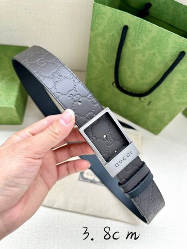 宽度3.8Cm Gucci 双面腰带，一侧为Gucci Signature皮革，反面一侧为单色皮革。配以长方形互扣式带扣。 黑色Gucci Signature皮