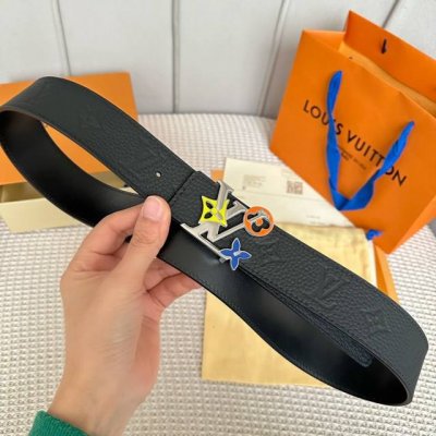 驢家 寬度40Mm Ss今季專櫃在售新品 男款 意大利進口荔枝紋飾有logo標識圖案 背面則以低調的純黑色頭層小牛皮打造而成 搭配新款字母搭扣 雙面用