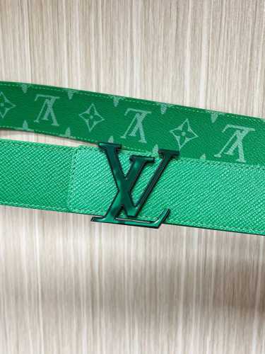 当季新款 40Mm可翻转皮带在Monogram Canvas一侧和皮革背面均采用柔和的绿色十字纹。扣件是品牌标志性字母的缠绕组合，以匹配的颜色和银色色调的五金件