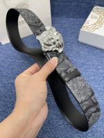 【品牌】华沙驰 特P220 【描述】采用高级 Signature真皮精制而成，触感厚实，饰以范思哲美人头商标带扣。腰带为意大利尺寸，请在购买前参阅腰带尺寸指南.