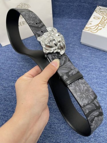 【品牌】华沙驰 特P220 【描述】采用高级 Signature真皮精制而成，触感厚实，饰以范思哲美人头商标带扣。腰带为意大利尺寸，请在购买前参阅腰带尺寸指南.