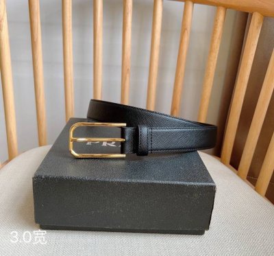 Prada 普拉达 专柜最新款 这款简约而精致的腰带取材标志性的Saffiano皮革打造 配以雕刻式徽标金属搭扣 宽3.0