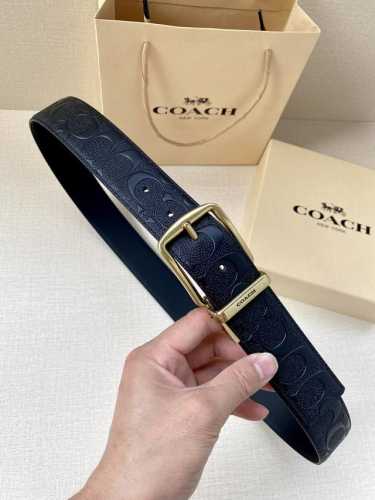 特 宽度3.8Cm Coach 这款双面腰带一面为经典标志帆布材质，另一面为精制皮革材质，配有标志性扣件，将两种外形合二为一。通过简单的说明，可用剪刀剪裁至完美