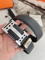 品名： 爱玛仕.Hermes腰带·皮带·原单 型号：挂扣，经典镶钻纯钢材质扣头，双面头层牛皮，图片实物拍摄 材料：双面头层牛皮，挂扣系列，纯钢材