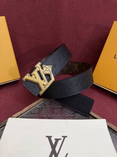 Lv Dimension 4.0双面腰带将经典格调引入新颖尺幅设计。皮革压印 Lv 字母和 Monogram 花卉，与纤秀 Lv 字母搭扣相映成趣，令品牌标识低