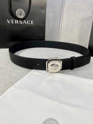 宽度：4.0Cm 范思哲 两面荔枝纹腰带饰有标志性的Versace美杜莎头像扣，彰显品牌格调。是一款精美的衣橱必备单品。