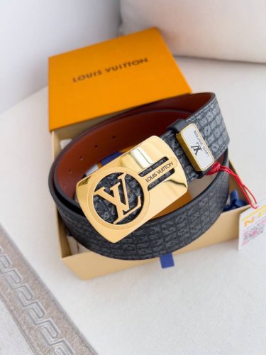 品名： Lv..路易..威登腰带皮带原单 型号：挂扣，经典纯钢材质挂扣，头层牛皮，图片实物拍摄 材料：头层牛皮，挂扣系列，纯钢材质扣头，钯镀电镀工艺永不掉色。原