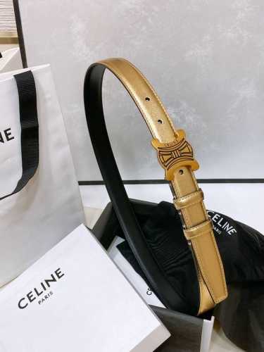 特 Celine 24中号Triomphe Taurillon皮革腰带 Taurillon.中腰，牛皮腰带 Triomphe皮革搭扣 2.5Cm
