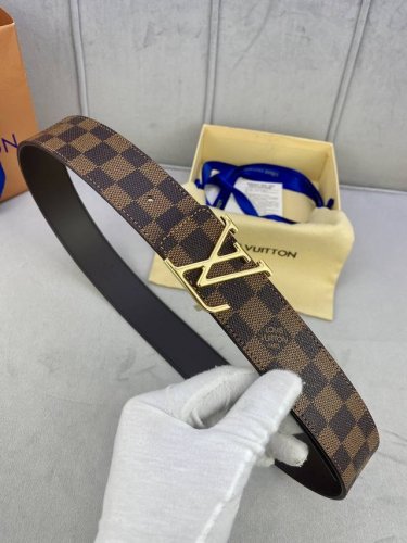 特 此款Initiales 4.0宽双面腰带以平纹小牛皮搭配品牌标志性的Damier Cobalt帆布，丰富时尚造型选择。平纹小牛皮面适合商务造型，反面的Dam