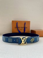 4.0宽 本款 Lv Initials 双面腰带凝聚 Pharrell Williams 对典藏设计的灵感探索，通过焕新 Damier 图案和 Marque L