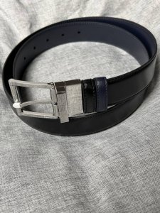 特 Bally 巴利 男士简约商务双用腰带 宽3.4Cm 这款正装腰带一面黑色一面蓝色双面进口牛皮制成，采用双面设计。正面五金饰有简约造型亮白针扣。