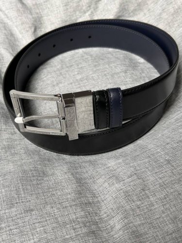 特 Bally 巴利 男士简约商务双用腰带 宽3.4Cm 这款正装腰带一面黑色一面蓝色双面进口牛皮制成，采用双面设计。正面五金饰有简约造型亮白针扣。