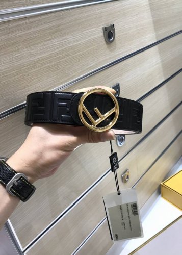 配送专柜包装 特批新款 Fd 宽40Mm 标志造型宽皮带。钉扣式带扣。进口小牛磨砂制成，原版浮雕纯手工绘黑色咖啡色Ff 图案，非市场电脑喷印平平没凹凸质感，支持