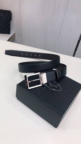 普拉达 由于正反两面颜色深浅不同，这款3.5厘米宽的两面穿皮带可搭配不同的服装。其抛光钢带扣上标有Prada徽标，是理想的礼品之选。