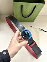 特 宽度4.0Cm Gucci 双面腰带，一侧为gg Supreme帆布，反面一侧为枣红色头层小牛皮。配以互扣式双g拼色扣采用真空电镀