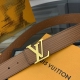 本款 Lv Initiales 宽度4.0Cm 双面腰带拥有Xl Epi皮革的较大粒面纹理，以移印工艺描绘路易威登标识，翻转即现Monogram压纹图案，搭配抛