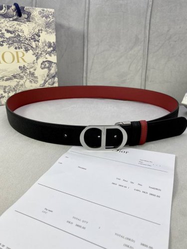 p180 宽度3.5Cm Dior粒面触感牛皮革镂空“Cd”扣皮带，黑色手掌纹粒面小牛皮底触感柔软。