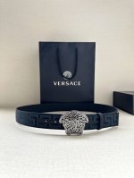 带宽3.8Cm Versace 范思哲 此款缎带腰带风格十分休闲，饰有标志性希腊回纹图案，可搭配休闲单品或高腰正装。 闭合式佩戴 希腊回纹图案 材质：100%聚
