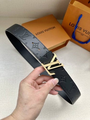 特 Lv 4.0宽 可逆带可以在两种方式。表带的一侧采用Monogram Shadow皮革打造标志性外观，另一侧则采用素色皮革打造低调效果。银色漆包条纹的Lv扣
