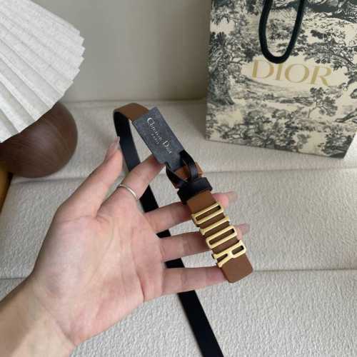 Dior这款腰带采用双面设计，搭配可拆卸腰带扣。采用光滑牛皮材质精心制作，双面可用，搭配富有光泽的金属Dior腰带扣。突显腰部曲线，彰显优雅气质，可与牛仔裤、半
