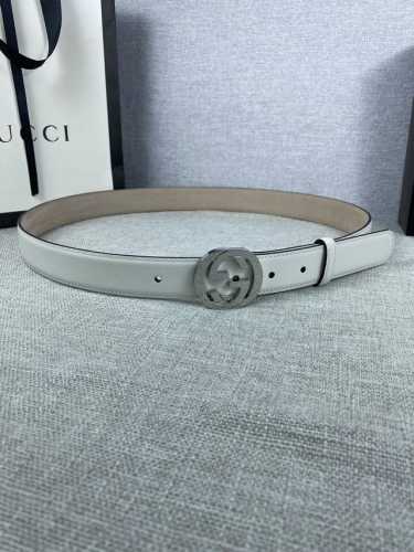 宽度3.0Cm G U C C I 此细款腰带用采光头小层牛皮 精制而成 配以金 银 双G带扣