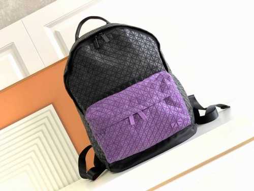 Issey Miyake顶级原单 尺寸:42*34*18 Kuro系列背包新拼色再次来袭新配色实在是太帅了.背上身妥妥的焦点，质感柔韧的小三角片，采用轻薄硅胶材