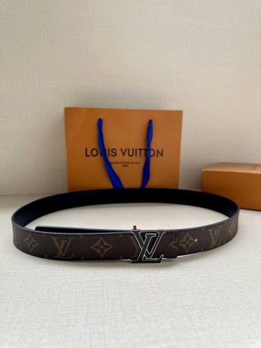 特 Lv Initiales 3.0宽双面腰带以牛皮革搭配品牌标志性的 Damier Cobalt 帆布，丰富时尚造型选择。牛皮革面适合商务造型，反面的 Dam