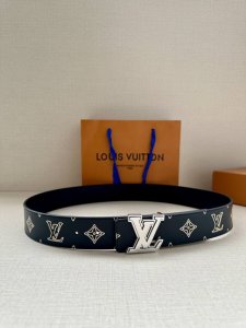 特P200 Lv：原单头层底 花面.内衬头层小牛皮底，原单皮料定制，新款不锈钢扣 专柜宽度4.0