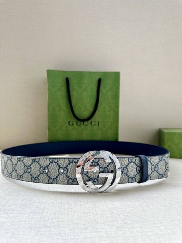 特 宽度3.8Cm Gucci 这款双面腰带巧妙融合Gg Supreme帆布与头层品牌纹理材质，演绎历久弥新的实用设计理念。富有辨识度的双G配件再现典藏搭配，诠