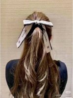 Chanel 手工坊系列 面料：18姆米真丝 颜色：黑色 白色 香家王炸配饰蝴蝶结发圈完美实用百搭 每个女人都逃不过的小配饰 本季新款配饰的王炸性价比高真正的可
