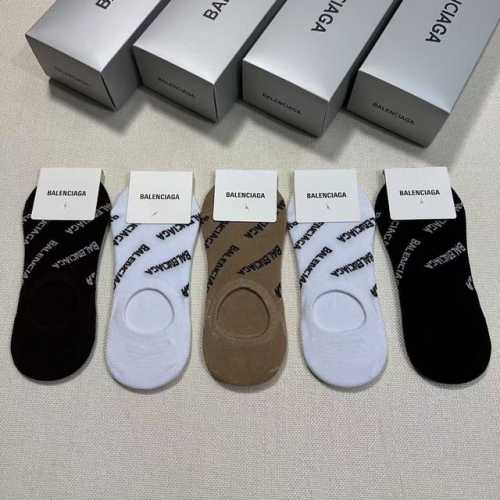 特 Balenciaga 巴黎世家大巴黎经典女款隐形袜子 一盒五双 纯棉材质织造，上脚柔软舒适，精挑细选的颜色搭配大巴黎经典Logo大牌出街，潮人必备超好搭