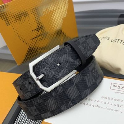 宽度3.5Cm 银色 Heritage 腰带选取粒面和光滑皮革，以拉丝不锈钢金属弧形搭扣彰显优雅格调。Lv 饰针点缀末端，与正式着装搭配相宜