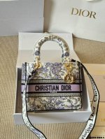 复刻版 原版布 Dior Lady D-Lite刺绣包明星同款 刺绣戴妃配斜挎带 D家最具有代表性的包包,拥有众多的粉丝~D家 Lady D-Lite～诞生于2