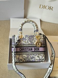 复刻版 原版布 Dior Lady D-Lite刺绣包明星同款 刺绣戴妃配斜挎带 D家最具有代表性的包包,拥有众多的粉丝~D家 Lady D-Lite～诞生于2