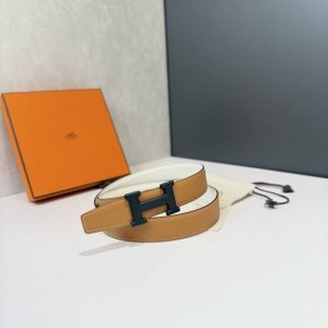 特 爱马仕HermèS男款腰带以其精湛的工艺、高品质的材料和经典的设计而备受推崇，是男士时尚配饰中的顶级选择。最具标志性的设计是带有“H”标志的扣头，简约大气且