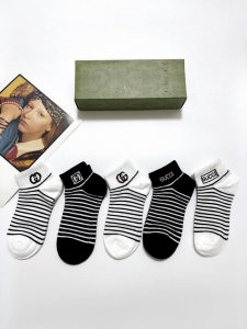 配包装 一盒5双 Gucci 古琦 经典字母Logo 纯棉船袜 ，Ins超火爆条纹短袜，纯棉面料，潮人必备 ，经典配色 个性时尚百搭款，你值得拥有哦