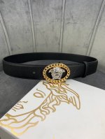 宽度 4.0Cm 范思哲 此款十字纹皮腰带饰有标志性的Versace美杜莎头像扣 彰显品牌格调 是一款精美的衣橱必备单品