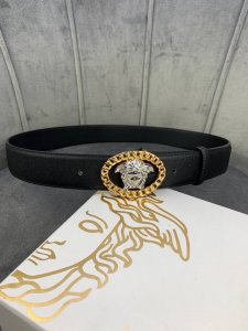 宽度 4.0Cm 范思哲 此款十字纹皮腰带饰有标志性的Versace美杜莎头像扣 彰显品牌格调 是一款精美的衣橱必备单品