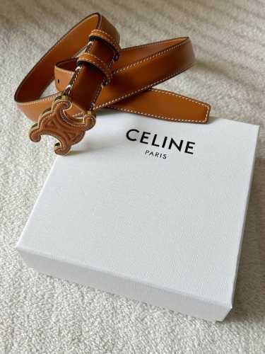 赛琳 Celine女士皮带，小牛皮质感搭配独特凯旋门扣，宽2.4Cm 低调中暗藏奢华，轻松点亮穿搭 。