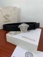 versace 范思哲 经典珍珠纹皮底 两面头层搭配经典人头：此款腰带配有醒目的满钻美杜莎头像搭扣，可为任何造型增添几分立体雅致效果。宽度4.0Cm
