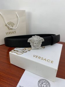 versace 范思哲 经典珍珠纹皮底 两面头层搭配经典人头：此款腰带配有醒目的满钻美杜莎头像搭扣，可为任何造型增添几分立体雅致效果。宽度4.0Cm
