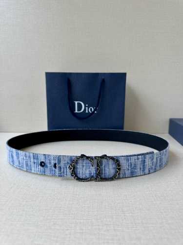 宽度3.5Cm Dior 这款砂黑 金 白 枪多色饰面 不锈钢腰带扣是春季男装系列新品 展示 Cd30 标志 灵感源自 B30 运动鞋 可与各式 35 毫米腰带