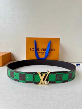 本款4.0宽 Lv Initiales 双面腰带出自 春夏男装秀场，为 Damier Po 帆布浸染潮流新色，翻转可见光滑素雅牛皮革。Lv 字母搭扣与崭新 Lo - 点击图像关闭