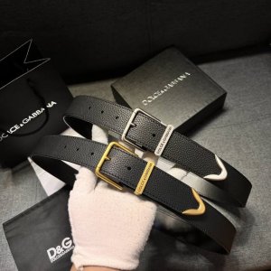 Dg，宽3.5㎝ Dolce&Gabbana 全新小牛皮腰带，干练摩登配饰，缀以缎纹金色电镀金属细节。小牛皮腰带。缀以缎纹金色电镀金属。滚轴搭扣与单针带扣