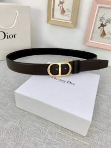 宽度3.5Cm Dior粒面触感牛皮革“Cd”皮带，搭配cd镂空扣，平纹粒面小牛皮底触感牛皮
