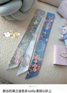 爱马仕Hermes“华丽的缰辔花卉版”Twilly小丝巾。 Twilly真丝缎带 100%桑蚕丝 。 这款小巧的真丝配饰佩戴方式千变万化，可为您的日常造型增添灵