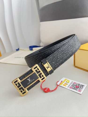 品名： Lv..路易..威登腰带皮带原单 型号：挂扣，经典纯钢材质字母挂扣，头层牛皮，图片实物拍摄 材料：头层牛皮，挂扣系列，纯钢材质扣头，钯镀电镀工艺永不掉色